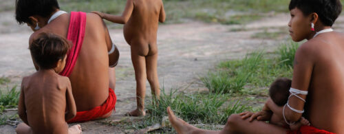 Surucucu (RR), 09/02/2023 – Mulheres e crianças yanomami em Surucucu, na Terra Indígena Yanomami. Foto: Fernando Frazão/Agência Brasil