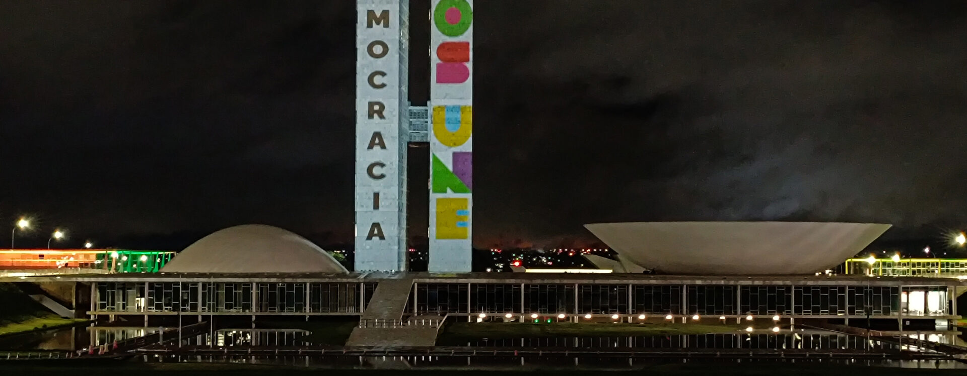 Brasília (DF) 07/01/2024 – O Congresso recebe projeção com as cores da Bandeira Nacional no domingo (7) e na segunda-feira (8). A iniciativa faz parte das ações em torno de ato programado para ocorrer nesta segunda-feira (8), a partir das 15h, no Salão Negro do Congresso. O evento marca 1 ano das invasões aos prédios na Praça dos Três Poderes, em Brasília. O objetivo do ato, que reunirá representantes dos Três Poderes, é ressaltar o compromisso com a democracia e a preservação de seus valores institucionais. Foto: Joédson Alves/Agência Brasil