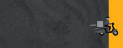 Fundo texturizado de cimento cinza escuro, com uma faixa amarela a direita e centralizado entre e faixa amarela e o fundo texturizado, há um desenho cartoonizado de um motofretista em tons de cinza